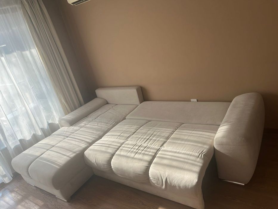 Диван бежов с 8 възгавници