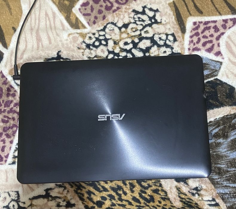 Laptop Asus , are cateva defecte , dar nu afecteaza fruntionarea.