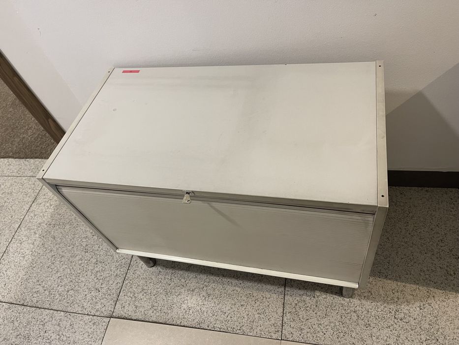 Продаютя столы офисные