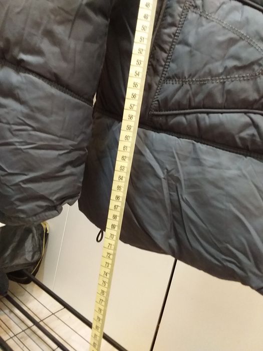 Қалың куртка жасөспірім жігіт балаға