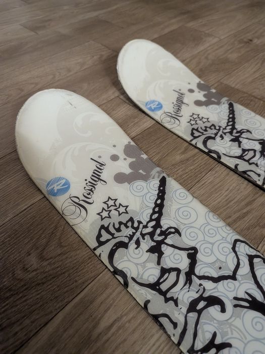 Schiuri Rossignol Harmony 154 cm cu legaturi usoare carving all mountain incepatori fete femei