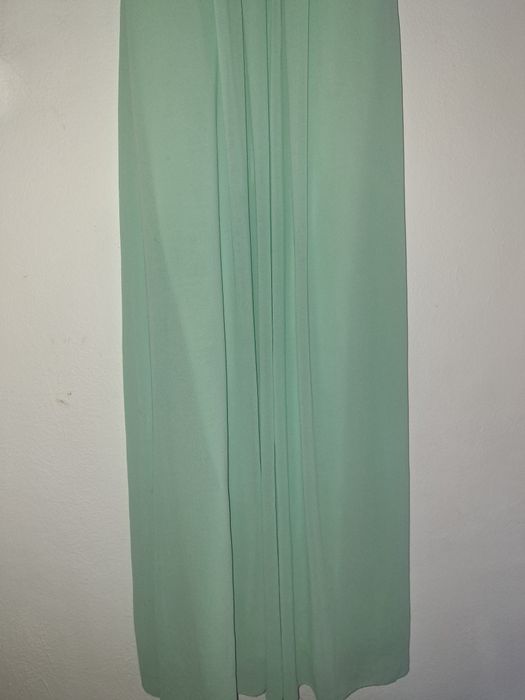 Rochie de seara lunga turcoaz accesorizata.