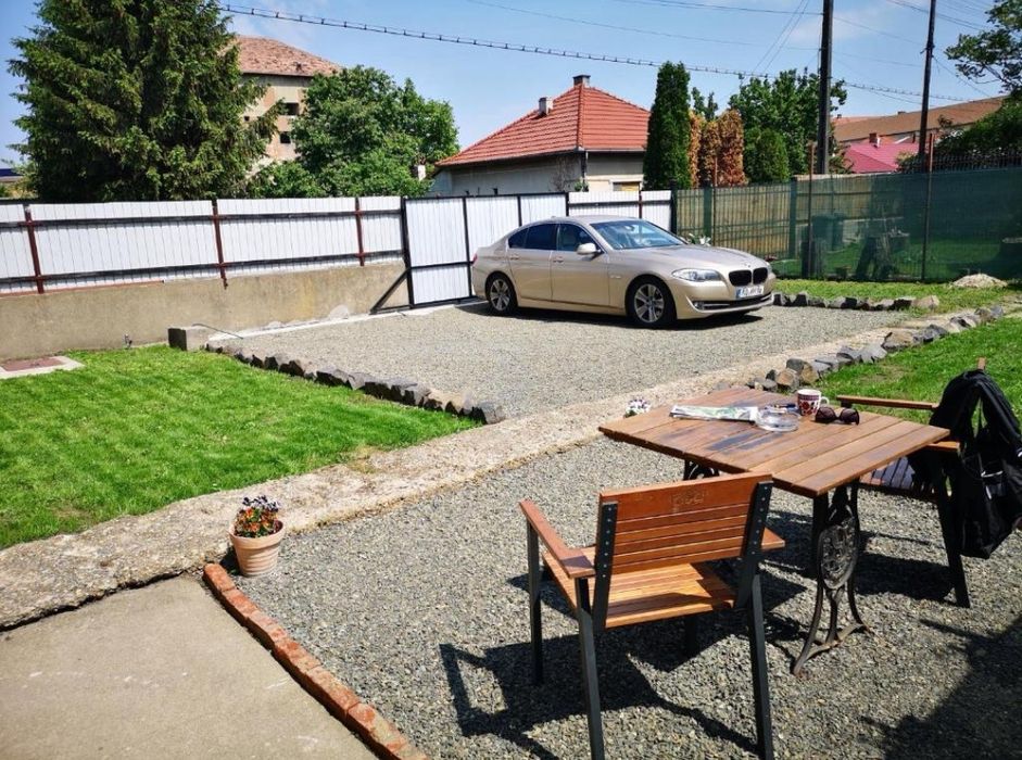 Inchiriez apartament in Casa centrul Careiului complet  echipat+parca privata in curtea cladiri