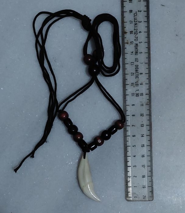 Colier colț de lup Mare 5-6 cm, cu mărgele  cilindrice din piatră