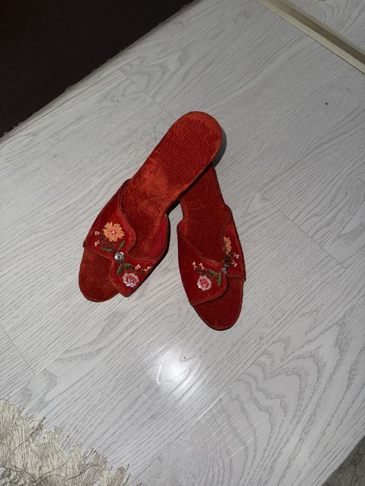 Тапочка красная с бисером