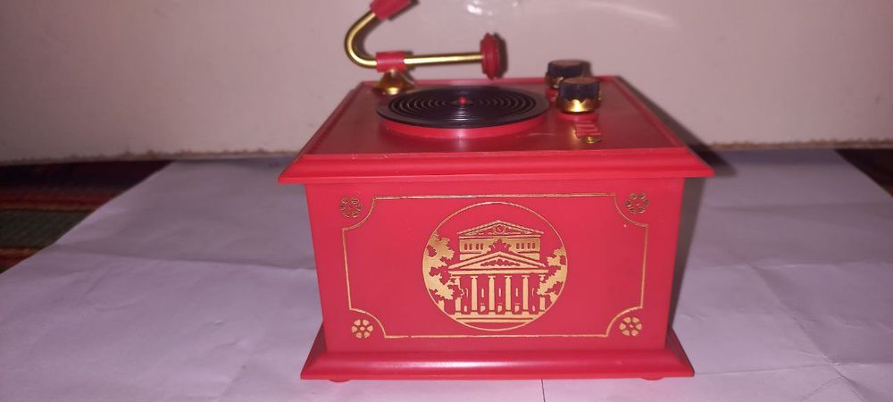 Продаю игрушечный граммофон