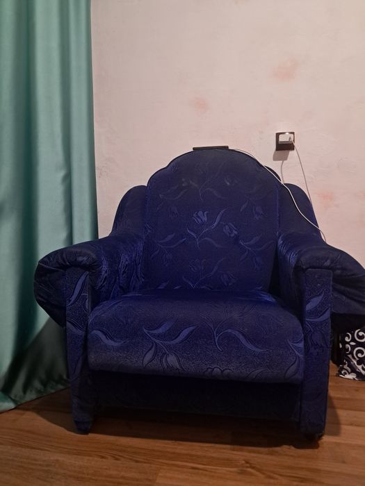 Отдам бесплатно диван и два кресла.