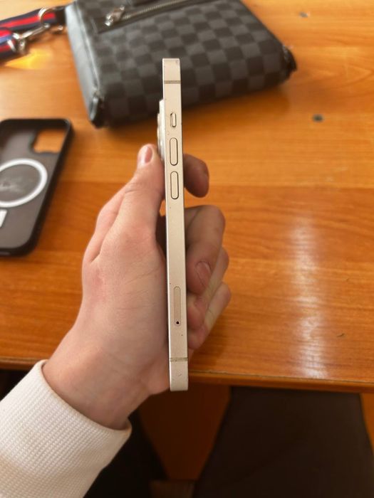 iPhone 14 белый цвет