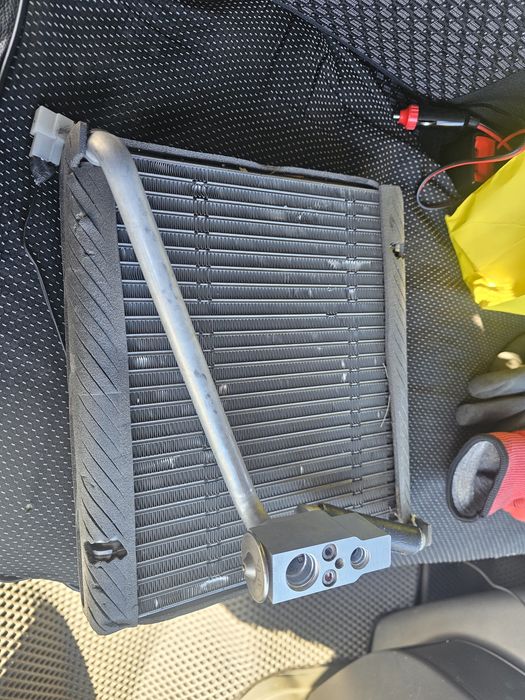 Продам радиатор кондиционера лансер 10