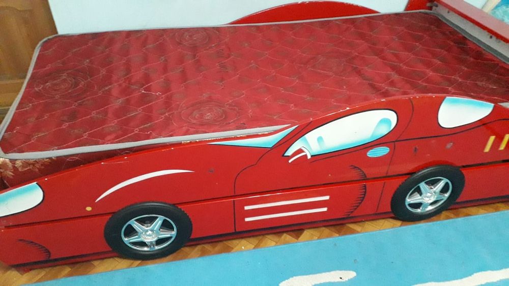 Детская кровать машина