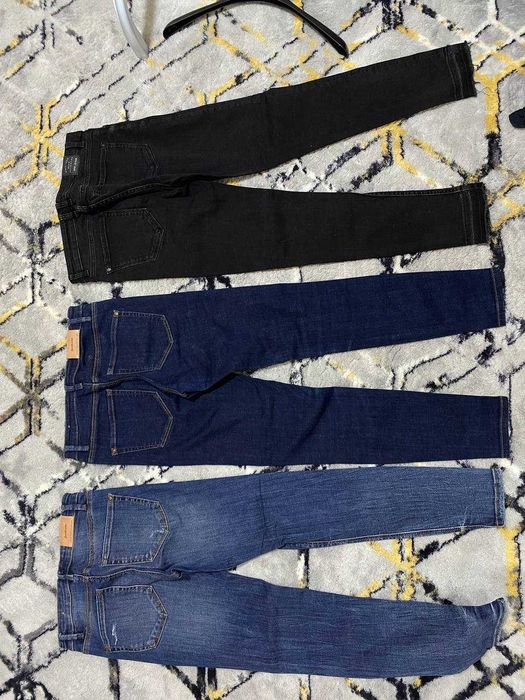 Женские джинсы Stradivarius и Mango, размер 36–38 (3 пары)