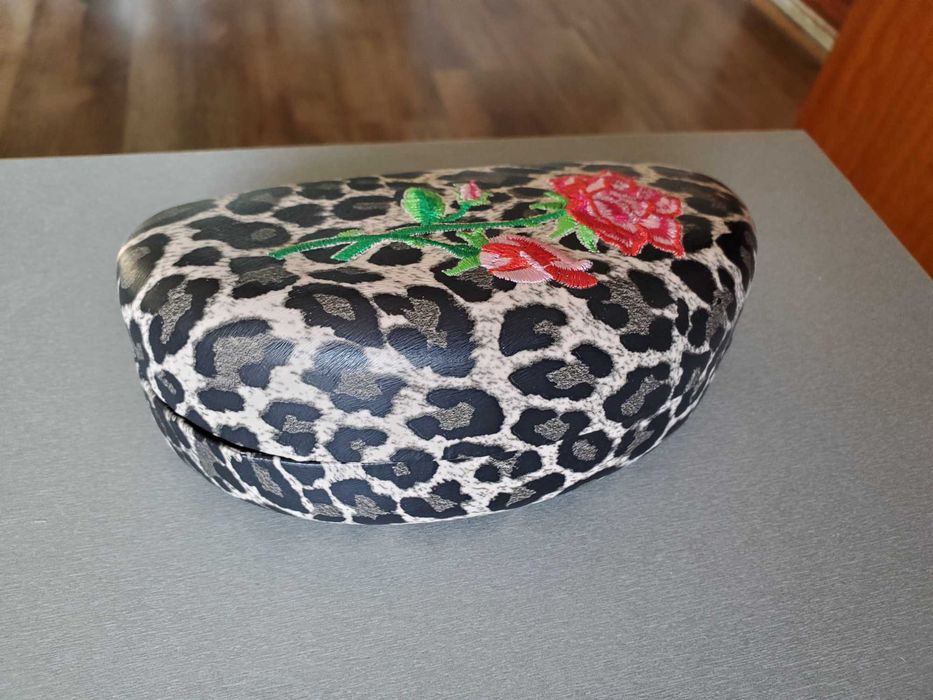 Продавам стилен калъф за слънчеви очила