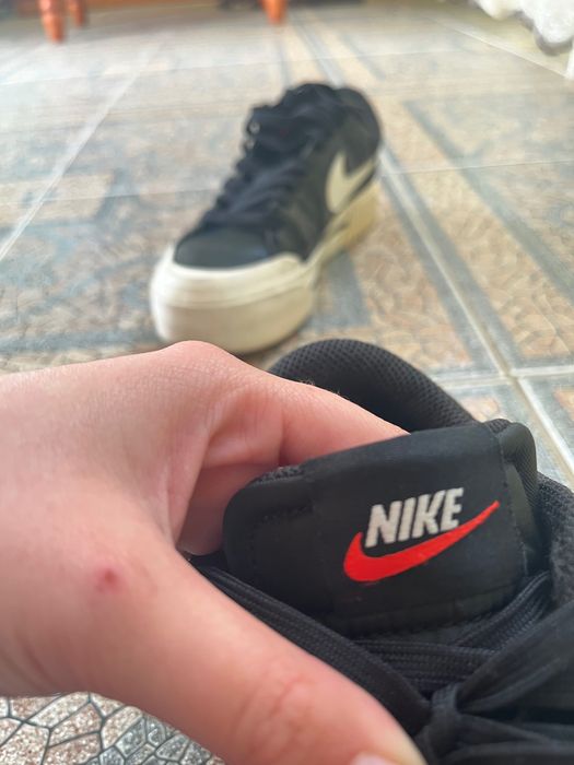 Adidași Nike negri cu talpă înaltă