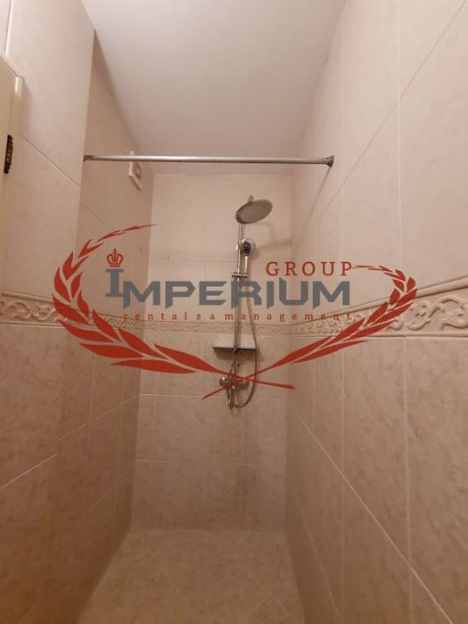 Двустаен обзаведен апартамент  с ПАРКОМЯСТО под наем в района на кв.