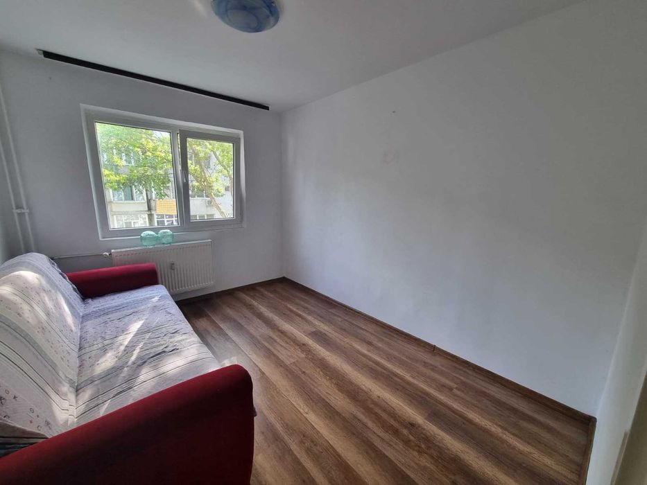 Apartament 2 camere nemobilat- de închiriat zona Malu Rosu