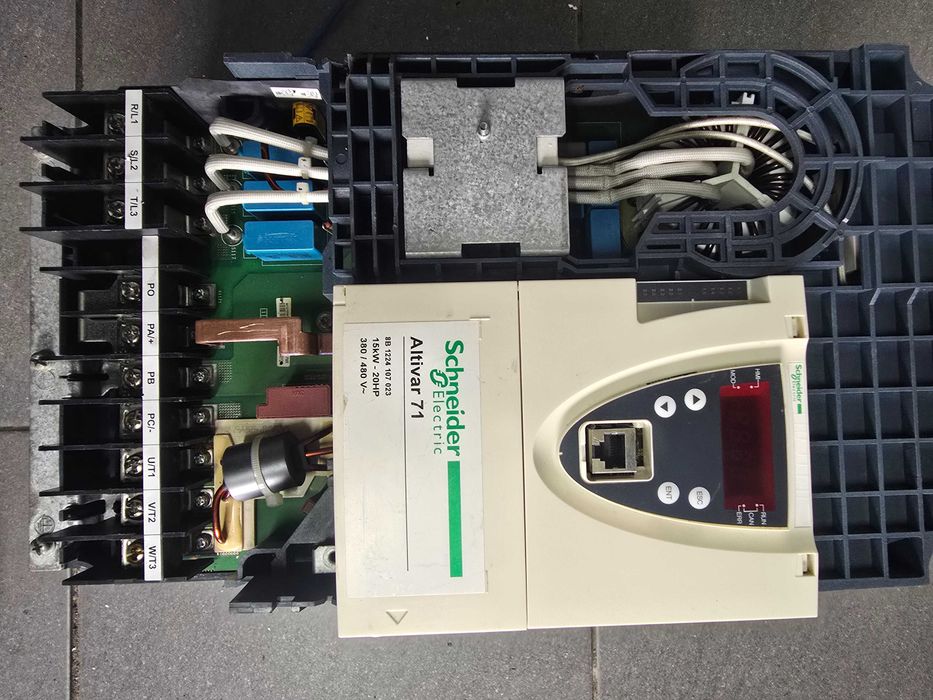 Convertizor Frecvență Schneider Altivar 71 – 15kW (20HP) – Testat/Funcțional