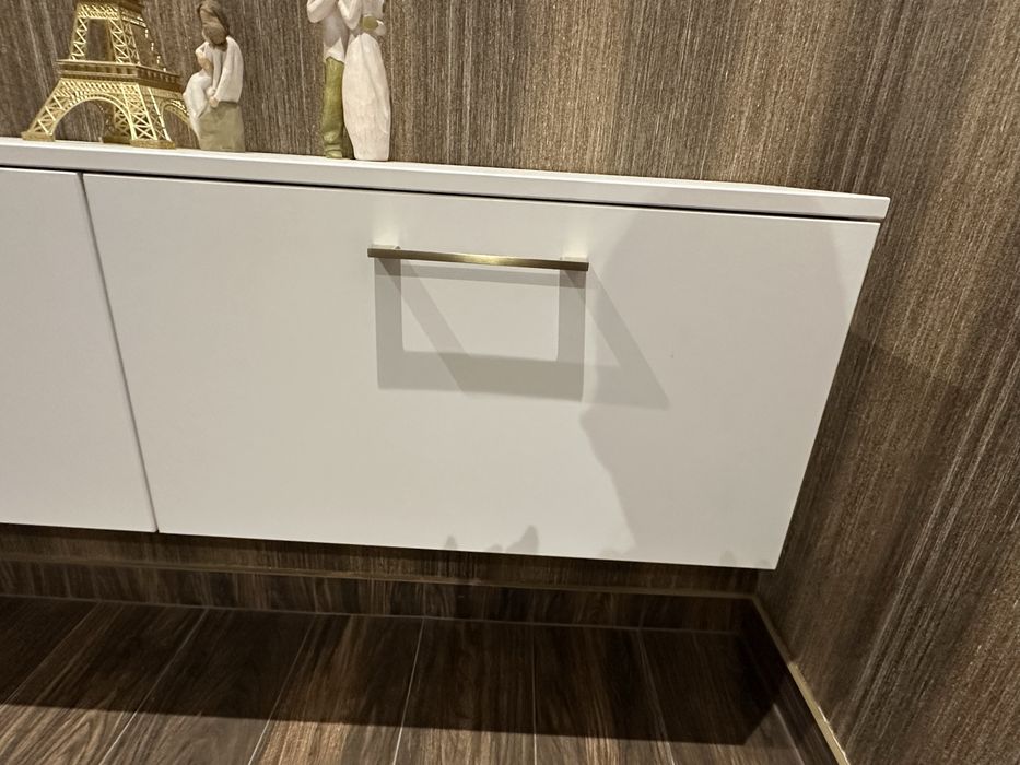 Mobilier modern suspendat alb/. auriu.