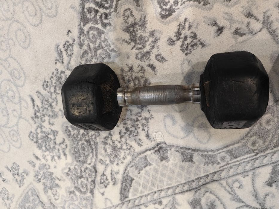 Гантели 2 штуки по 8кг.