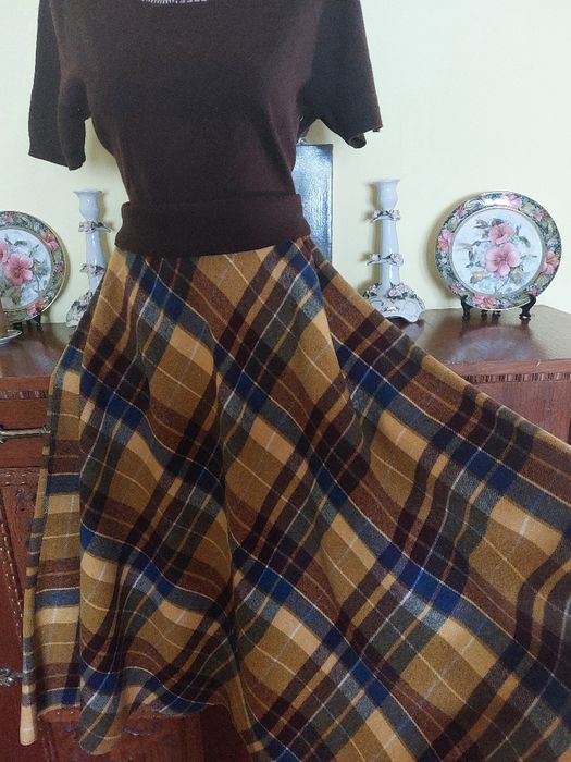 Fusta noua model clos foarte frumoasa, din stofa fina de lana