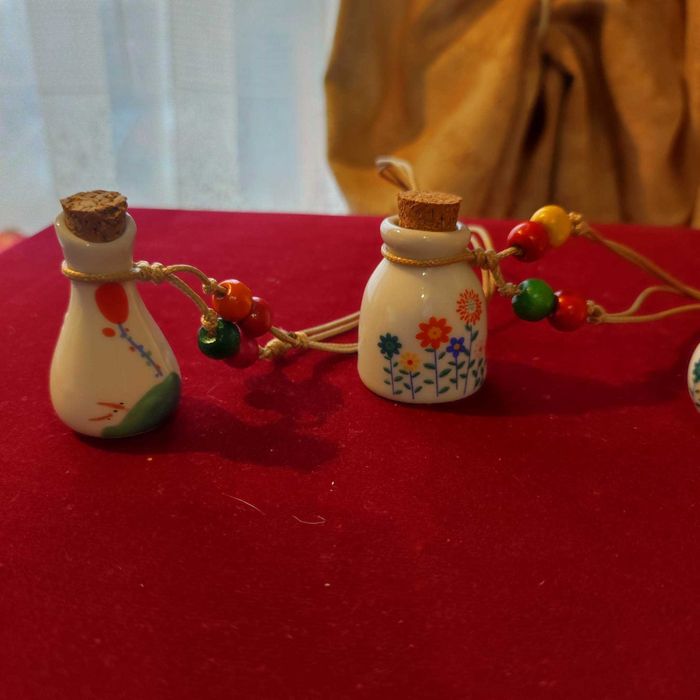 Различни моделчета колиета от порцелан