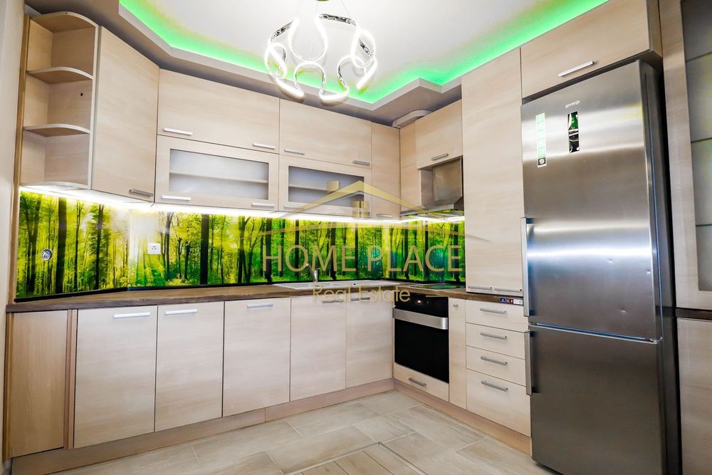 Дава се под наем Тристаен апартамент в Варна, Колхозен пазар - 80 кв.м за 663 € - Снимка #1