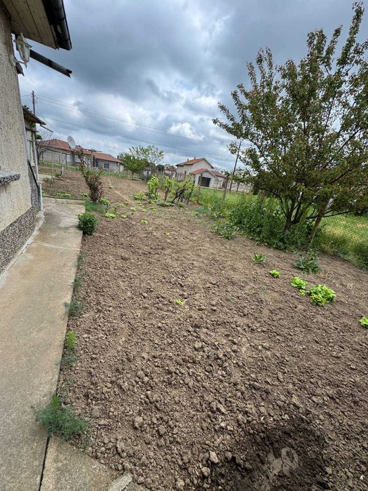 Собственик Продава Къща с 290кв.м.ЗП -9 стаи,двор 1040кв.м- с.Чернолик