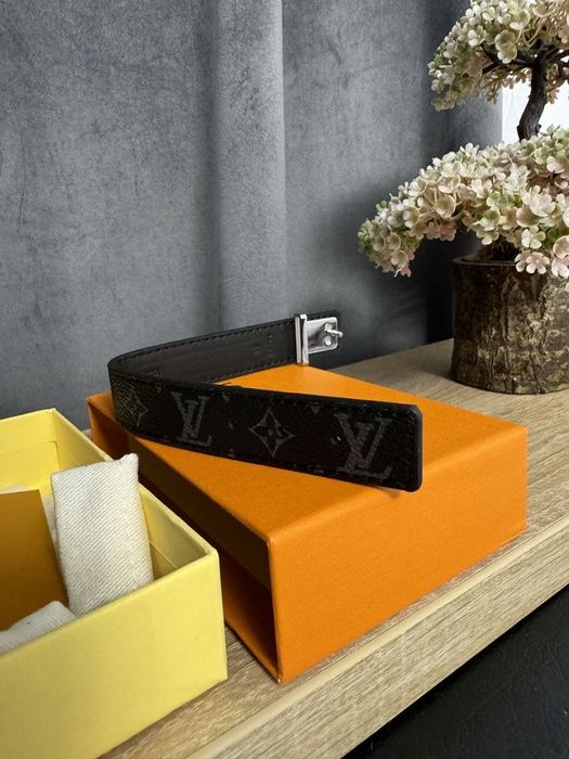 Bratara Louis Vuitton neagra, sigla argintie