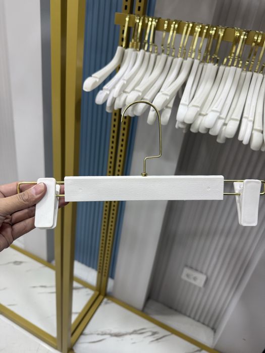 Вешалки для одежды в магазинах