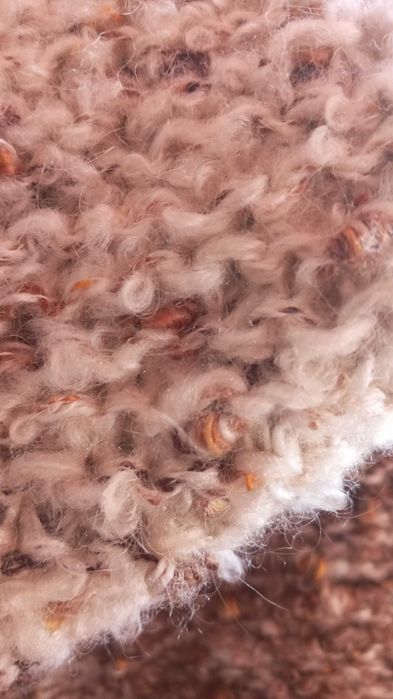 Ефектна ръчно плетена буклена жилетка