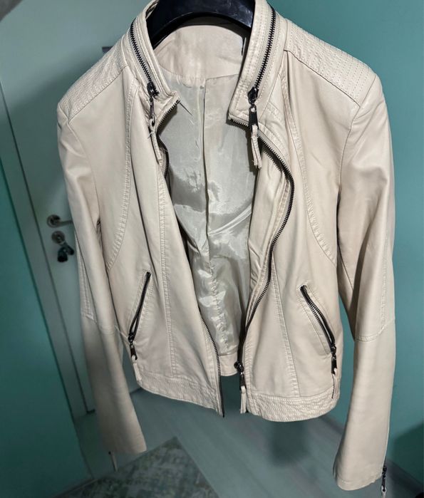 Дамско кожено яке в бежов цвят