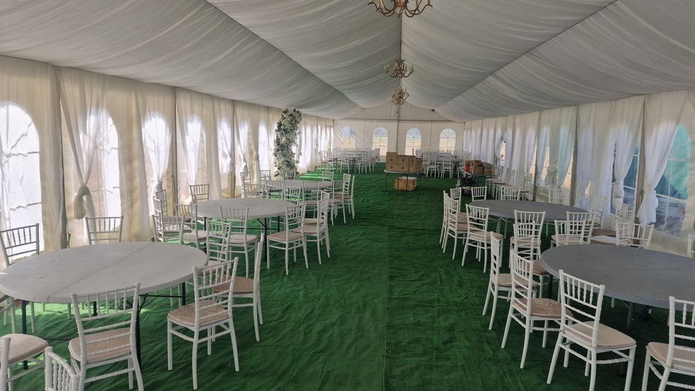 Cort pentru evenimente de vânzare cu toată logistica necesară