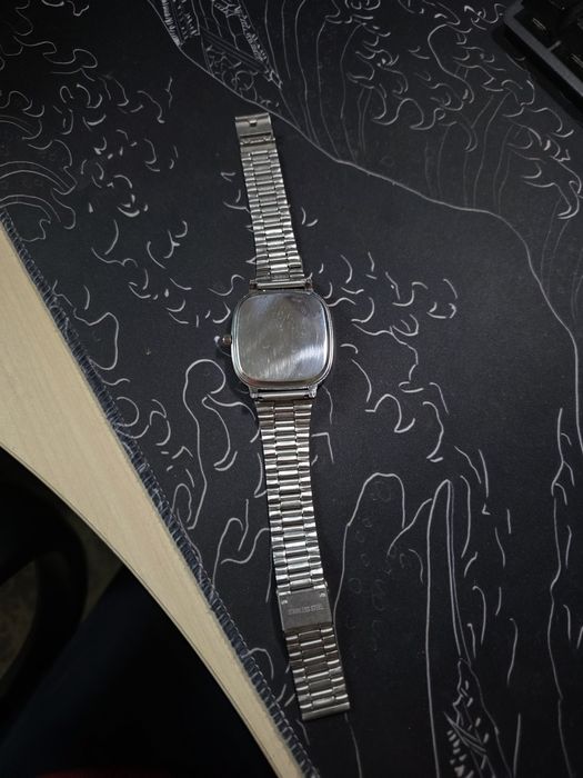 Часы  Quartz красные