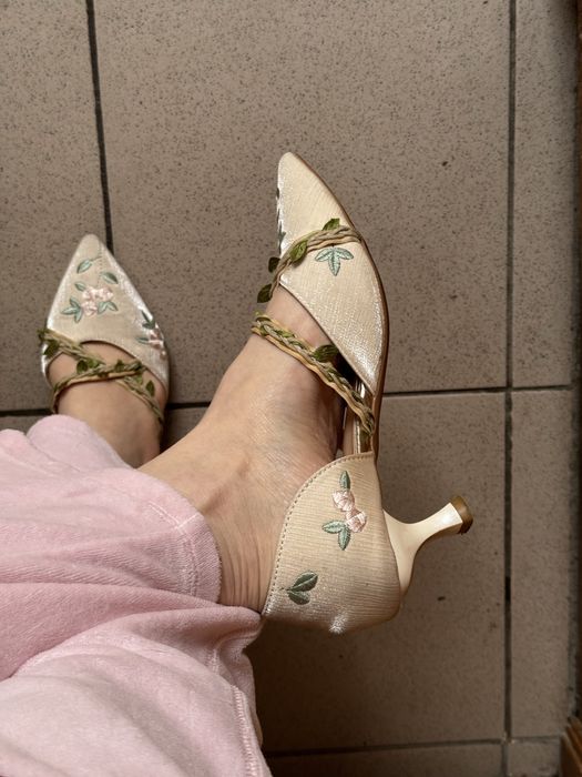 Женские туфли с вышивкой