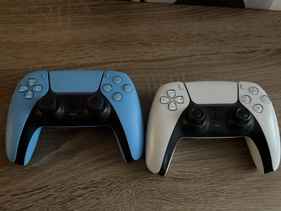 Продавам PS5 с два джойстика