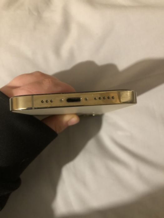 Apple iPhone 12 Pro, цвят Gold, в добро състояние.