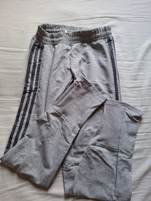 Спортен екип- Адидас L и XL.