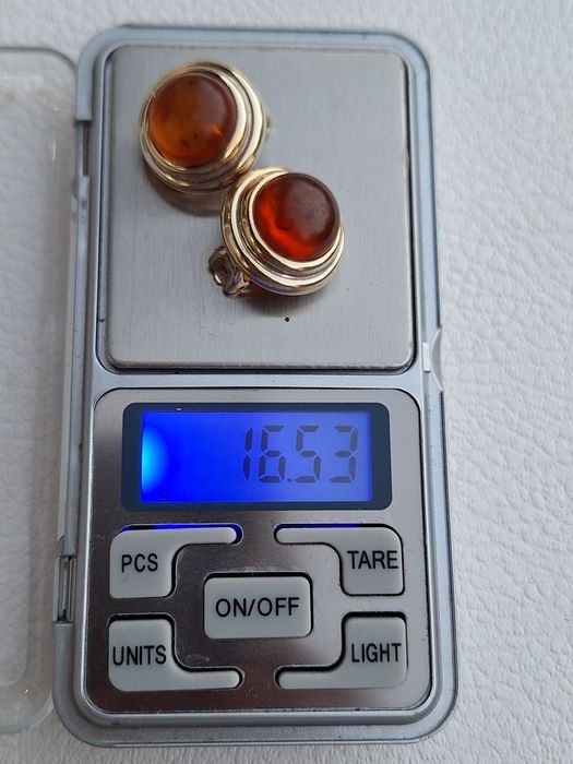 Сребърни обици с кехлибар