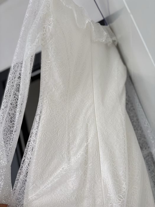 Бяла елегантна рокля.