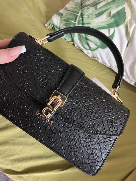 Чистонова чанта на Guess