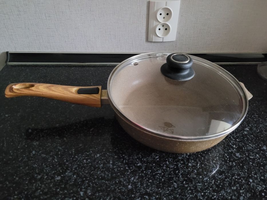 Продам сковорода с крышкой