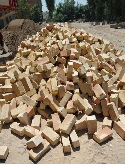 Xom va pishgan gisht bor