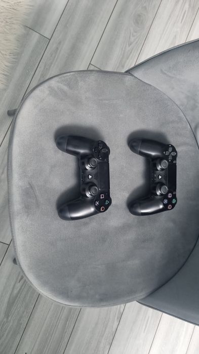 Ps4 pro 1tb + 2 controlare