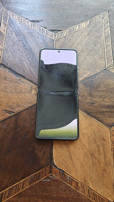 Motorola Razr 40 Vanilla Cream ЗА ЧАСТИ – Здрава платка и корпус / Повреден основен екран