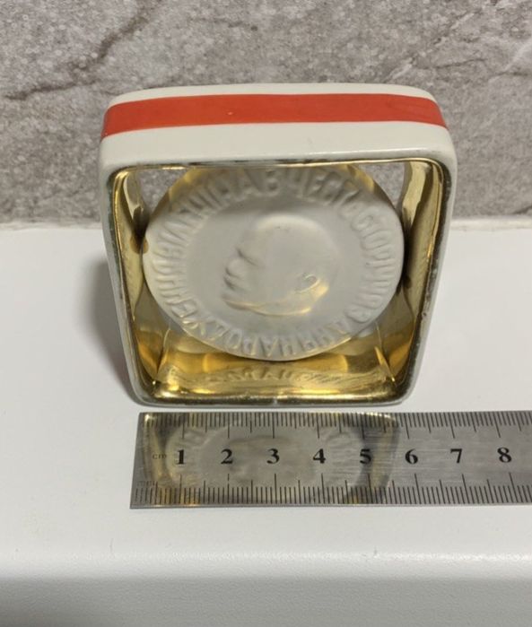 Фарфор плакетка Ленин