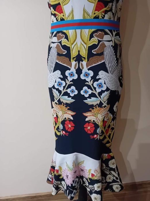 Елегантна дълга рокля с интересен принт на Forever Unique