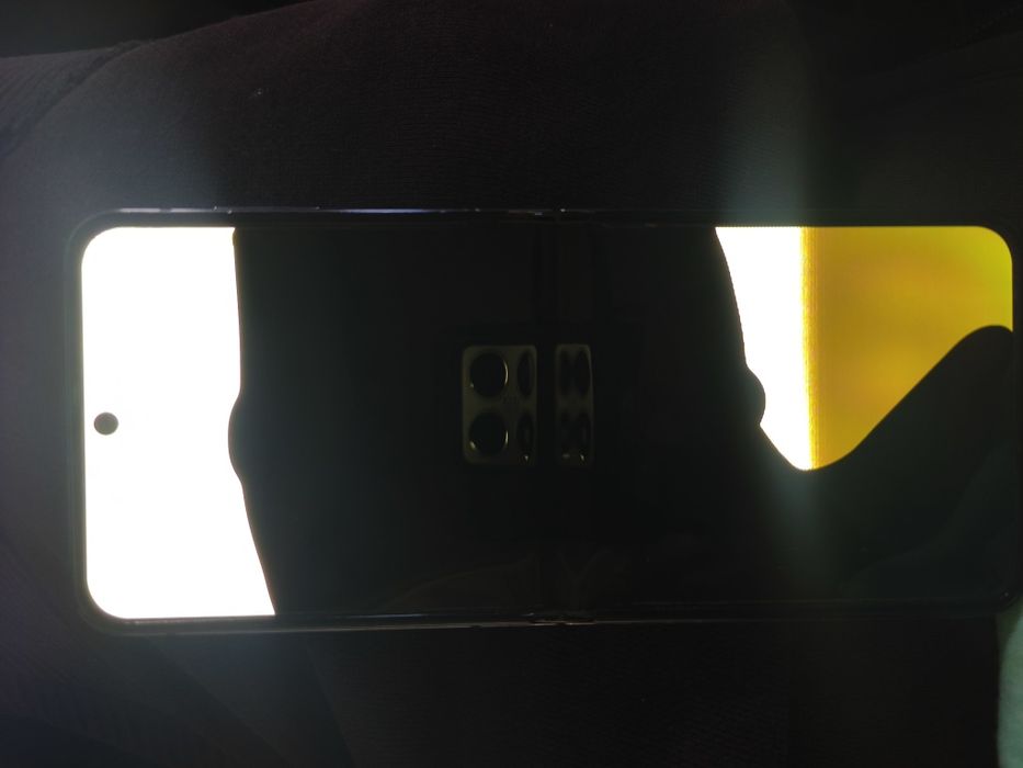 Samsung Z Flip 5 дисплей