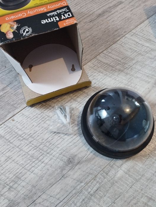 camera falsa cu baterii