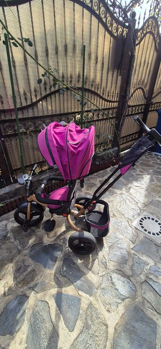 Tricicleta fetite, culoare mov , este in stare perfecta,  cu de depozitare in partea din spate
