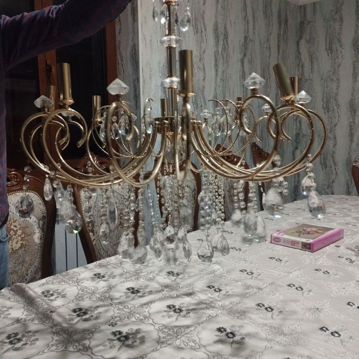 Люстра сотилади.