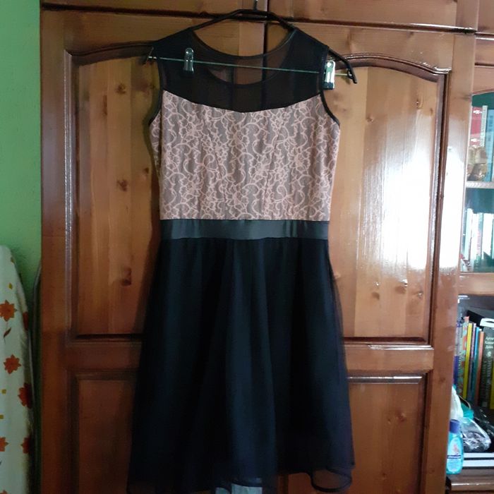 Черна рокля с декорация от дантела в цвят пепел от рози в горната част